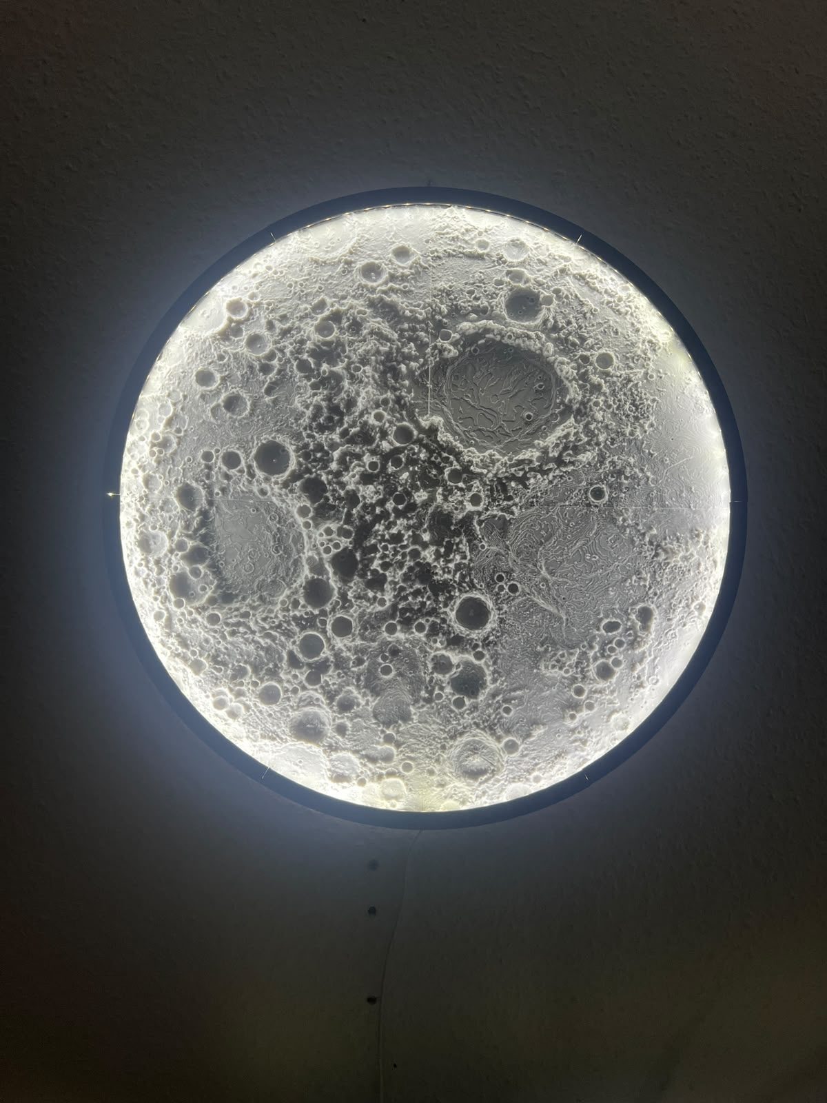 Lampa luna montata pe perete