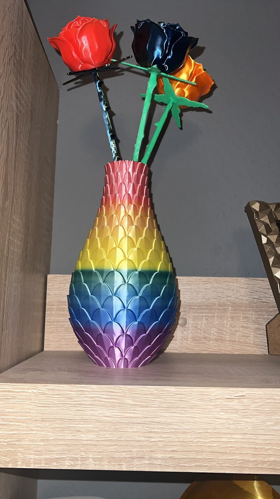 Vaza decorativa cu flori colorate