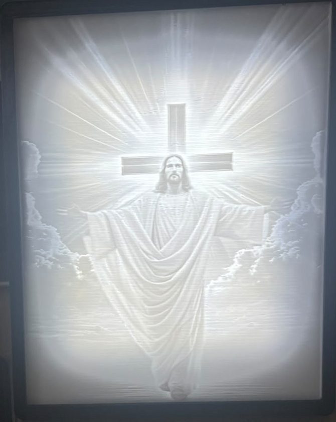 Imaginea lui Hristos transformată în tablou foto luminos prin imprimare 3D