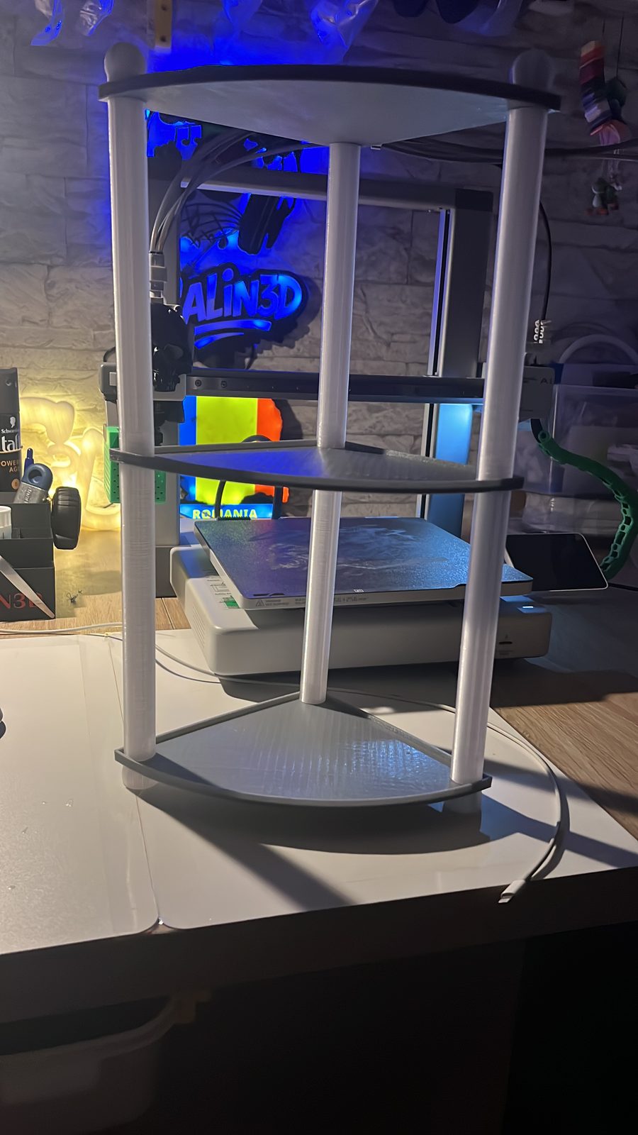 Etajeră gri imprimată 3D în atelier