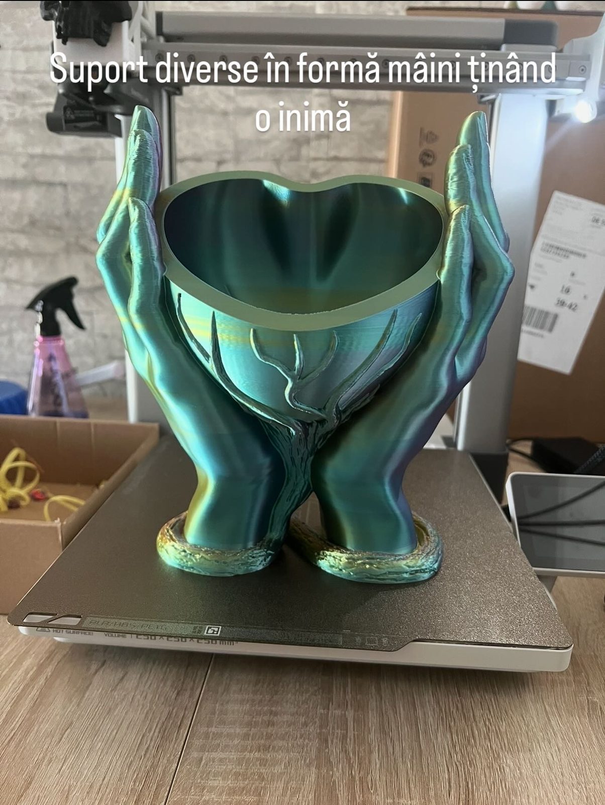 Vas în formă de inimă ținut de mâini decorative