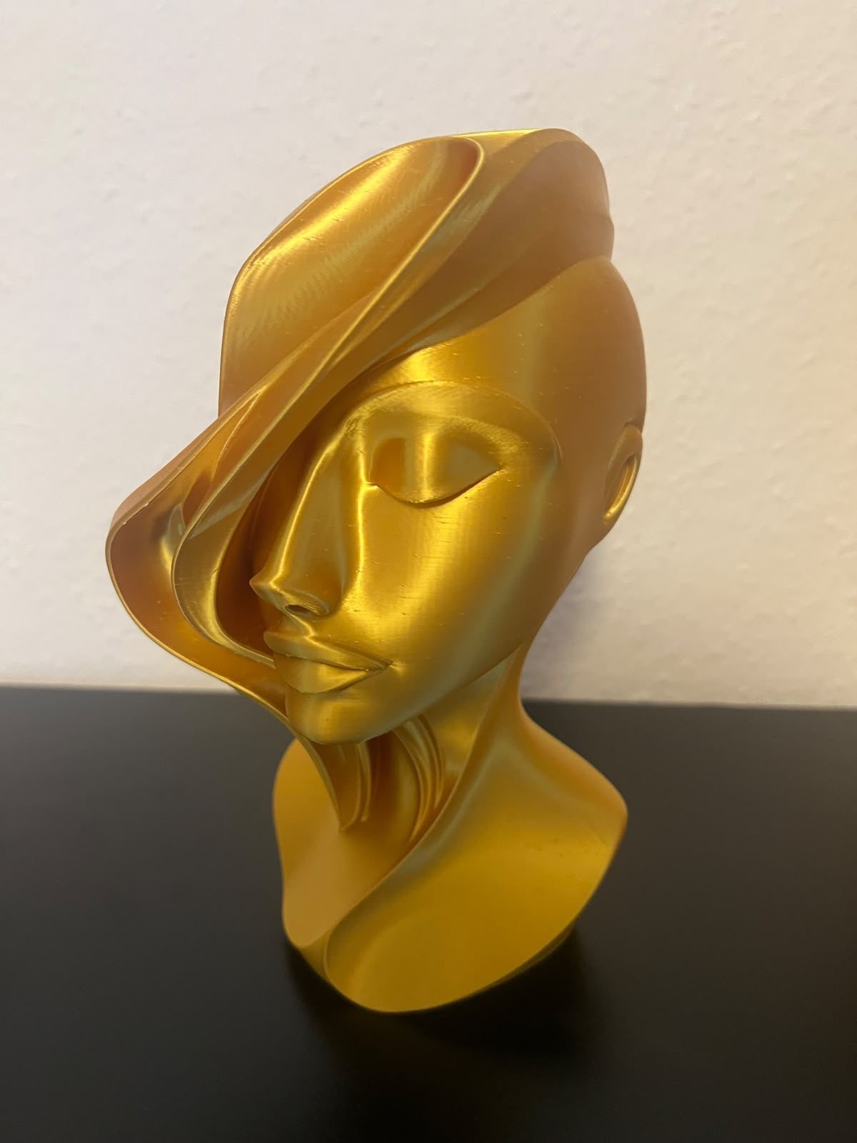 Bust de femeie imprimat 3D, finisaj auriu