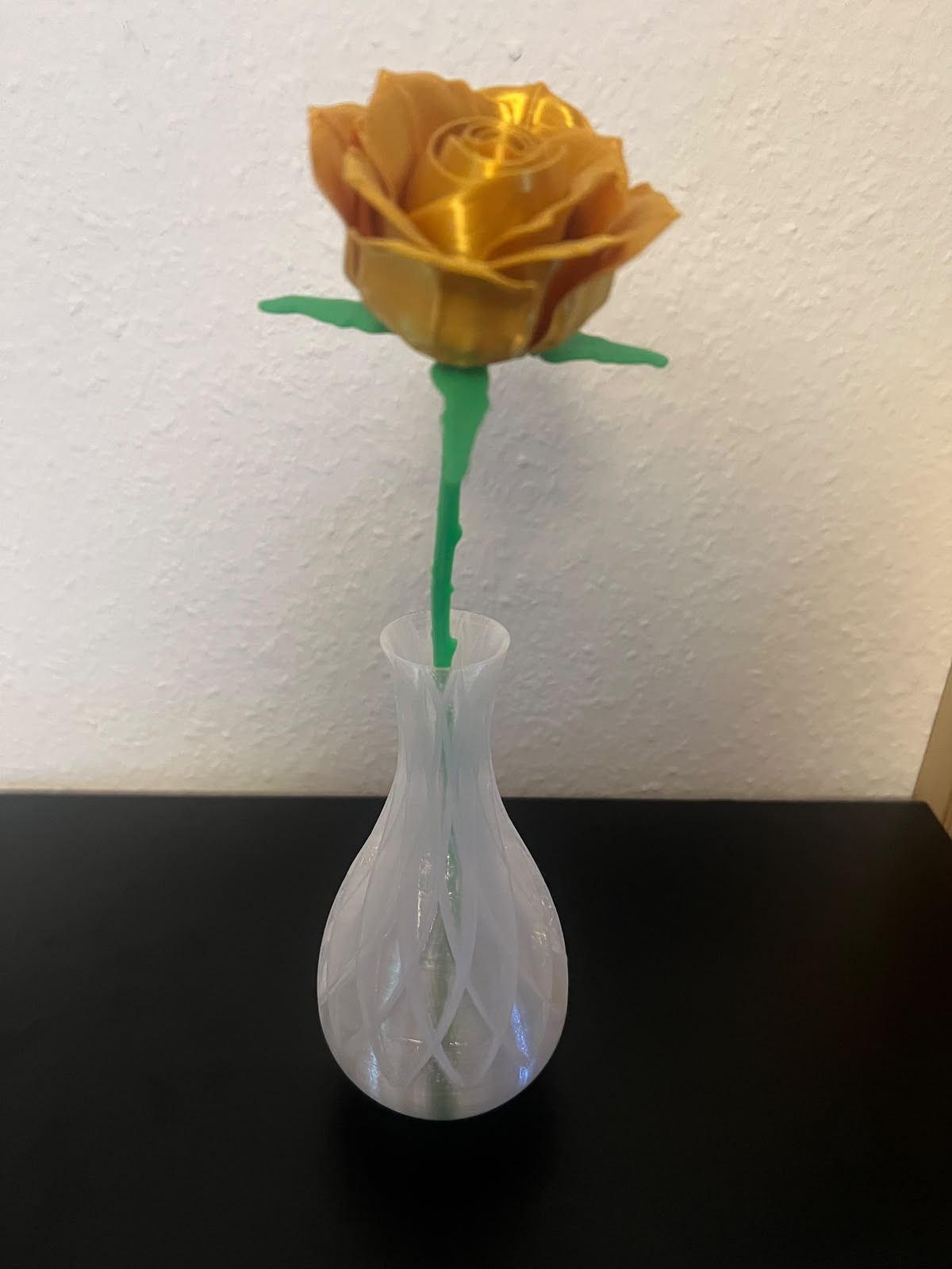 Vază transparentă imprimată 3D, cu trandafir auriu